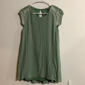 Long hi-low top with lining embroidered shoulders